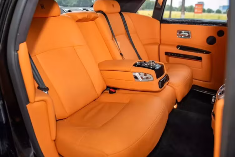 Chiếc xe siêu sang Rolls-Royce Ghost thế hệ đầu tiên được trang bị động cơ V12, dung tích 6,6 lít, tăng áp kép, cho công suất tối đa 562 mã lực và mô-men xoắn cực đại 780 Nm.