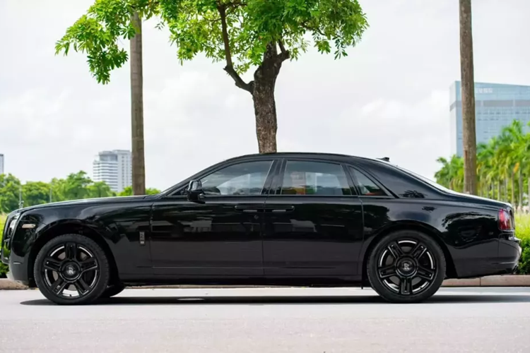 Chiếc xe trong bài viết này là Rolls-Royce Ghost đời 2010, hiện đang được rao bán với mức giá chưa đến 6 tỷ đồng. Cụ thể, chỉ với 5,8 tỷ đồng, là bạn đã có thể sở hữu chiếc xe vạn người mê, và bước xuống từ bên trong xe sẽ nhận được nhiều sự chú ý.