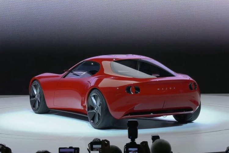 Phiên bản sản xuất dự kiến sẽ giữ lại phần lớn các chi tiết đặc trưng trên bản ý tưởng như đèn pha dạng pop up, đèn hậu tròn cổ điển hay lưới tản nhiệt hình chiếc khiên. Theo Mazda, từng đường nét trên Iconic SP đều đã được tính toán rất kỹ lưỡng nhằm đảm bảo sự hài hòa về mặt thị giác và chức năng.