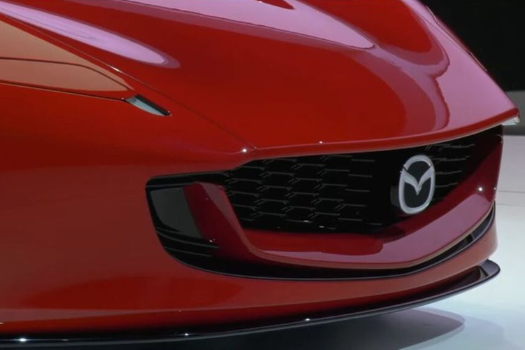 Trao đổi với giới truyền thông - ông Masashi Nakayama – Giám đốc Thiết kế của Mazda cho biết: “Mẫu concept này không chỉ là một chiếc xe trưng bày. Nó được thiết kế với mục đích thực sự để đưa vào sản xuất trong tương lai gần.”