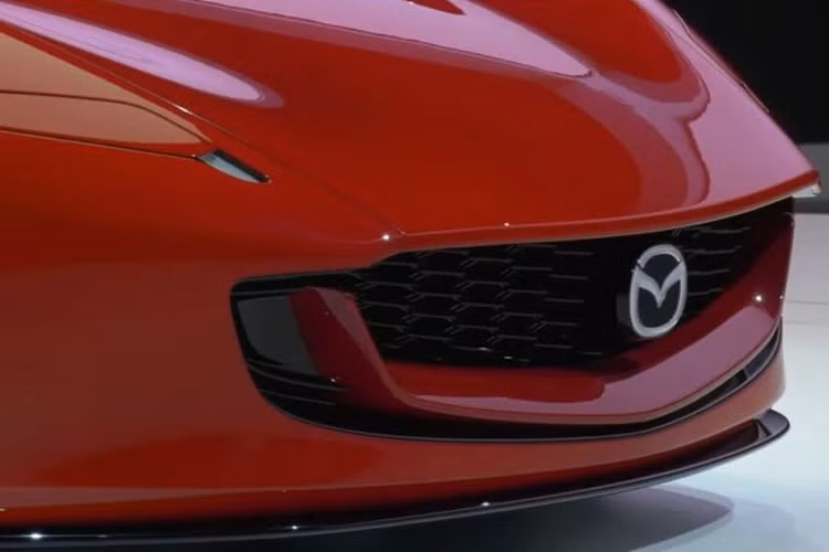 Trao đổi với giới truyền thông - ông Masashi Nakayama – Giám đốc Thiết kế của Mazda cho biết: “Mẫu concept này không chỉ là một chiếc xe trưng bày. Nó được thiết kế với mục đích thực sự để đưa vào sản xuất trong tương lai gần.”
