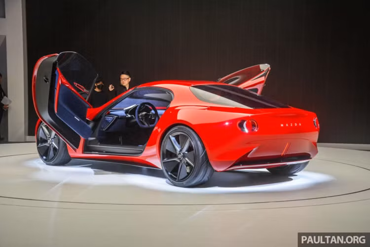 Không chỉ vậy, Mazda còn đang thử nghiệm một công nghệ mới có thể thu giữ CO2 từ khí thải. Nếu thành công và được đưa vào sản xuất thương mại, công nghệ này sẽ đóng vai trò lớn trong tương lai điện hóa của Mazda.