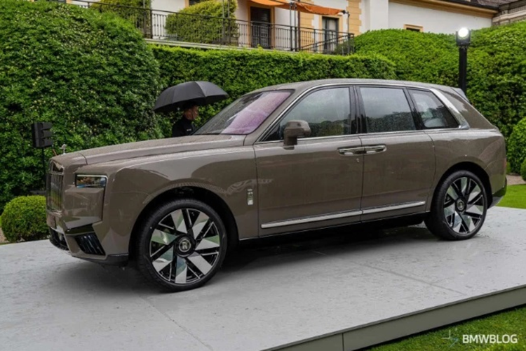 Về thiết kế, Rolls-Royce Cullinan Series II 2024 mới được lấy cảm hứng từ những chiếc du thuyền. Đầu xe gây ấn tượng với cụm đèn pha mới đi cùng dải đèn định vị hình chữ L ngược lấy cảm hứng từ các tòa nhà chọc trời. Khe hút gió hai bên cũng được làm theo dạng hình thang, thay vì hình chữ nhật của bản tiền nhiệm.