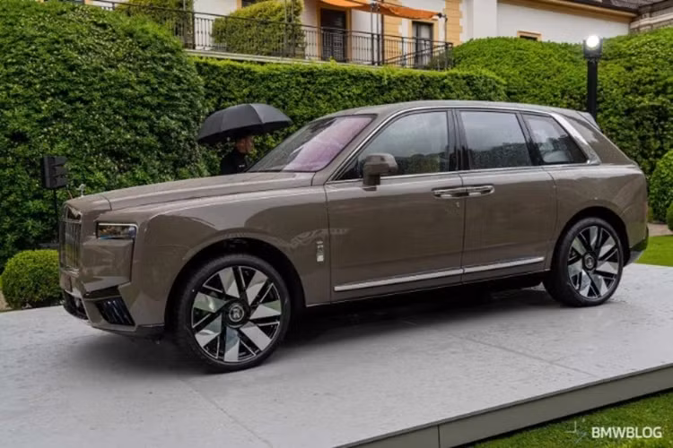Về thiết kế, Rolls-Royce Cullinan Series II 2024 mới được lấy cảm hứng từ những chiếc du thuyền. Đầu xe gây ấn tượng với cụm đèn pha mới đi cùng dải đèn định vị hình chữ L ngược lấy cảm hứng từ các tòa nhà chọc trời. Khe hút gió hai bên cũng được làm theo dạng hình thang, thay vì hình chữ nhật của bản tiền nhiệm.