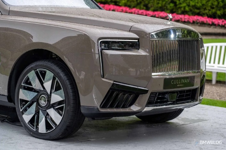 Rolls-Royce còn giới thiệu màu sơn mới Emperador Truffle, lấy cảm hứng từ đá cẩm thạch nâu với lớp phủ Bespoke Crystal Over chứa hạt thủy tinh sho SUV siêu sang Rolls-Royce Cullinan Series II, tạo hiệu ứng lung linh dưới ánh sáng mặt trời.