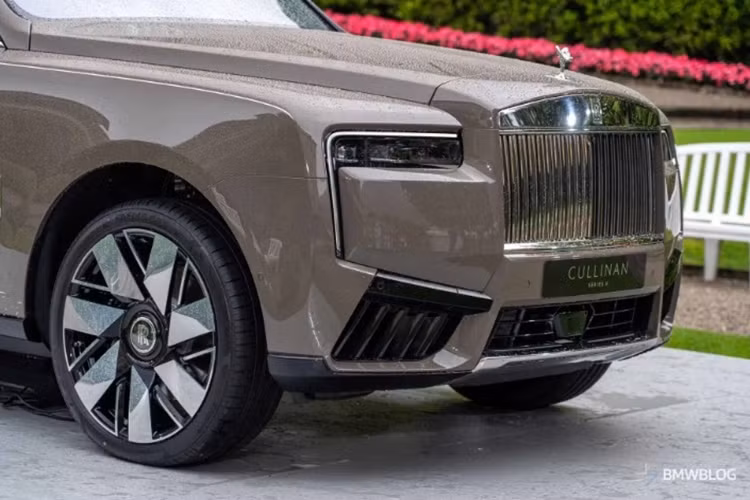 Rolls-Royce còn giới thiệu màu sơn mới Emperador Truffle, lấy cảm hứng từ đá cẩm thạch nâu với lớp phủ Bespoke Crystal Over chứa hạt thủy tinh sho SUV siêu sang Rolls-Royce Cullinan Series II, tạo hiệu ứng lung linh dưới ánh sáng mặt trời.