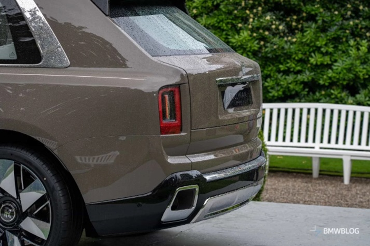 Về nội thất, khoang cabin của Cullinan Series II vẫn mang phong cách cổ điển đặc trưng, nhưng đã bổ sung biểu tượng Spirit of Ecstasy mới dưới đồng hồ táp lô, cùng với cụm đồng hồ lái kỹ thuật số.