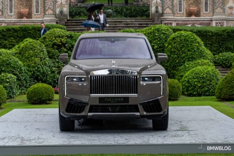 Phía đuôi xe có cản sau được làm lại, đi cùng bộ khuếch tán gió tích hợp cùng viền cửa ống xả mạ chrome kích thước lớn hơn, thể hiện sự bề thế và mạnh mẽ của chiếc SUV.