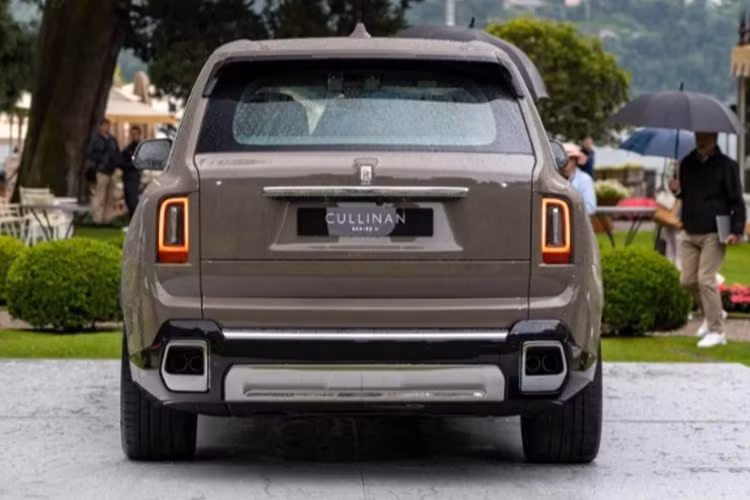 Cung cấp sức mạnh cho xe vẫn là động cơ V12 twin-turbo 6.75L sản sinh công suất 571 mã lực và mô-men xoắn 850 Nm. Với phiên bản Black Badge, công suất sẽ là 600 mã lực và 900 Nm. Cả 2 biến thể đều sử dụng hộp số 8 cấp tự động, hệ dẫn động 4 bánh toàn thời gian…