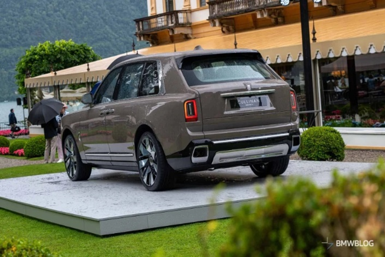 Cũng giống như những mẫu Rolls-Royce khác, chủ nhân của xe có thể tùy ý cá nhân hóa bất kỳ chi tiết nào theo mong muốn, bao gồm màu sắc, chất liệu, hình dạng bầu trời sao…