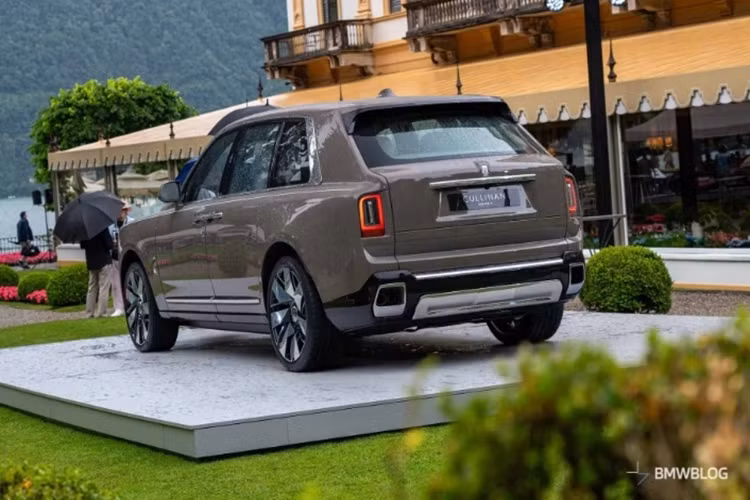 Cũng giống như những mẫu Rolls-Royce khác, chủ nhân của xe có thể tùy ý cá nhân hóa bất kỳ chi tiết nào theo mong muốn, bao gồm màu sắc, chất liệu, hình dạng bầu trời sao…