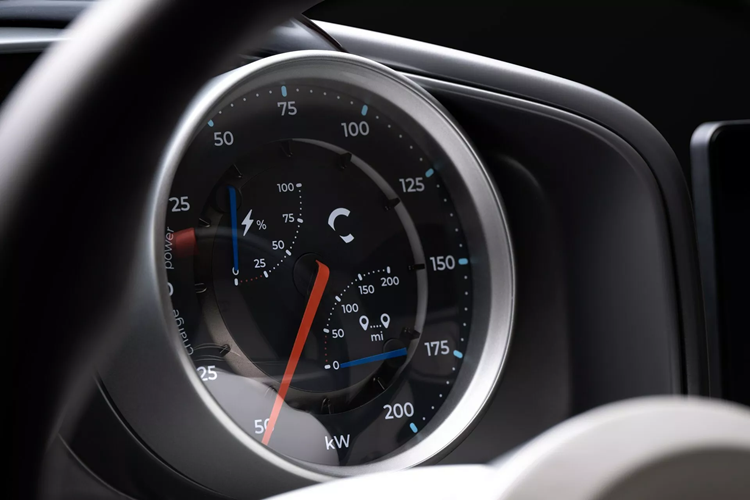 Callum không đi sâu vào nhiều chi tiết cụ thể, nhưng cho biết mẫu xe này có ghế thể thao bọc da bán anilin Bridge of Weir với đường khâu tương phản. Những chi tiết này được nối với băng ghế sau có thể tháo rời có thể phù hơp cho trẻ em ngồi.