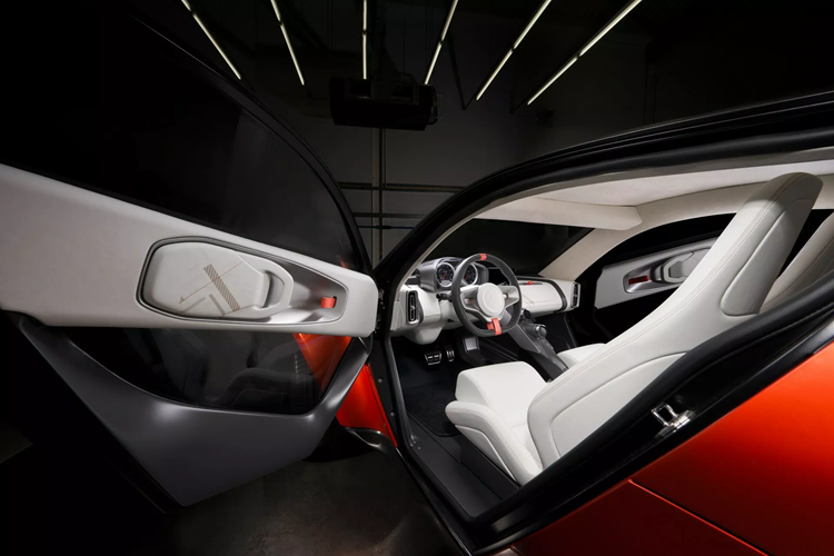 Những chi tiết này được kết hợp với hai giá để cốc nhỏ và những gì có vẻ là bàn đạp bằng thép không gỉ với điểm nhấn bằng cao su.