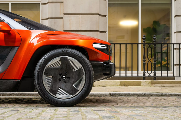 Các phần bụng cửa xe điện Callum Skye thể thao sở hữu thiết kế hai tông màu cũng như điểm nhấn màu xám kim loại cùng bề mặt hoàn thiện satin. Trên các phần da này còn được trang trí họa tiết caro được in kỹ thuật số lên các miếng đệm.