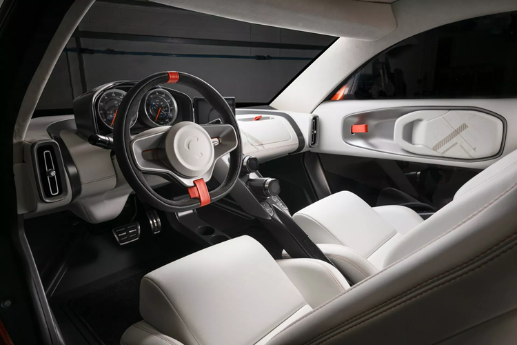 Bên cạnh việc tiết lộ nội thất có ý định đưa vào sản xuất thương mại, nguyên mẫu Skye mới nhất có các tấm thân xe được làm từ vật liệu tổng hợp lanh với nhựa sinh học. Callum cho biết những tấm này cuối cùng có thể được cung cấp như một tùy chọn trên mẫu xe thương mại về sau này.