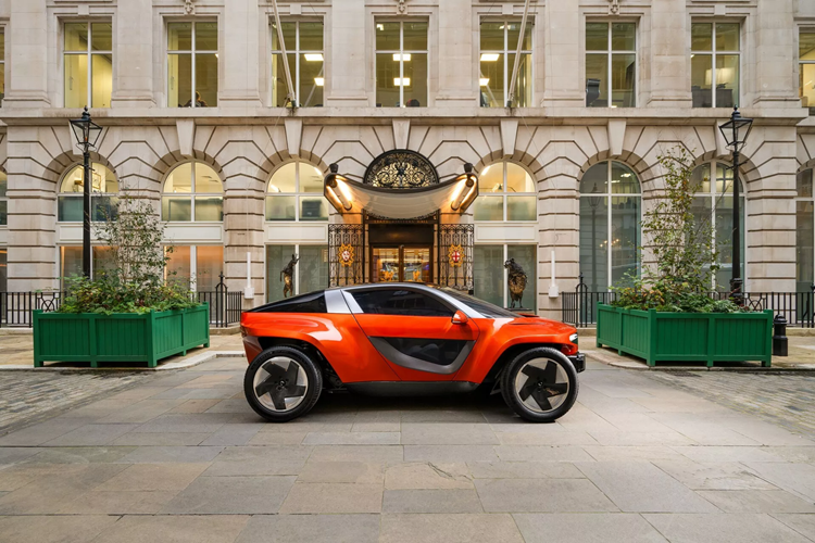 Ở những nơi khác, Callum Skye chạy điện còn có các đồng hồ đo tương tự lớn cũng như màn hình cảm ứng nhỏ hỗ trợ Android Auto và Apple CarPlay. Phía dưới nữa là bảng điều khiển trung tâm tối giản có các nút xoay màn hình cảm ứng, cần số nút nhấn và một số nút điều khiển khác.