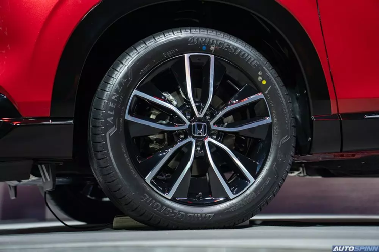 Bên cạnh đó là cụm đèn hậu LED cải tiến với thiết kế tổng thể không thay đổi nhưng tạo hình bên trong đã được làm mới với 2 dải đèn song song và vỏ màu khói. Đèn hậu là loại LED toàn phần mới, tăng vẻ cao cấp cho xe, nhưng chỉ dành cho bản cao cấp nhất.