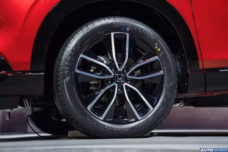 Bên cạnh đó là cụm đèn hậu LED cải tiến với thiết kế tổng thể không thay đổi nhưng tạo hình bên trong đã được làm mới với 2 dải đèn song song và vỏ màu khói. Đèn hậu là loại LED toàn phần mới, tăng vẻ cao cấp cho xe, nhưng chỉ dành cho bản cao cấp nhất.