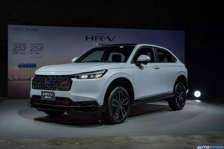 Đồng thời, xe cũng có thiết kế không giống hoàn toàn với mẫu xe SUV Honda HR-V 2025 phiên bản mới đang bán ở thị trường Nhật Bản. Cụ thể, ở bản thấp, mẫu SUV cỡ B này được trang bị lưới tản nhiệt mới với những nan nằm ngang, sơn cùng màu thân xe.