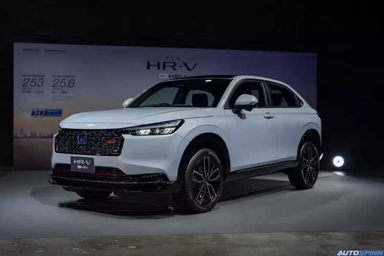 Đồng thời, xe cũng có thiết kế không giống hoàn toàn với mẫu xe SUV Honda HR-V 2025 phiên bản mới đang bán ở thị trường Nhật Bản. Cụ thể, ở bản thấp, mẫu SUV cỡ B này được trang bị lưới tản nhiệt mới với những nan nằm ngang, sơn cùng màu thân xe.