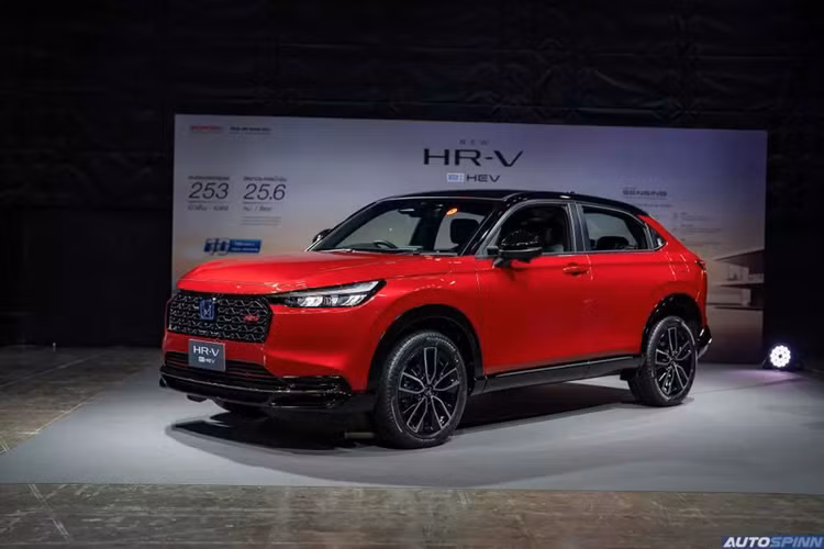Mới đây, hãng Honda đã chính thức giới thiệu phiên bản nâng cấp của dòng xe HR-V ở thị trường Thái Lan. Ở thị trường này, xe có 3 phiên bản, bao gồm e:HEV E, e:HEV EL và e:HEV RS, giá xe Honda HR-V 2025 dao động từ 890.000 - 1.100.000 Baht (khoảng 660 - 816 triệu đồng).