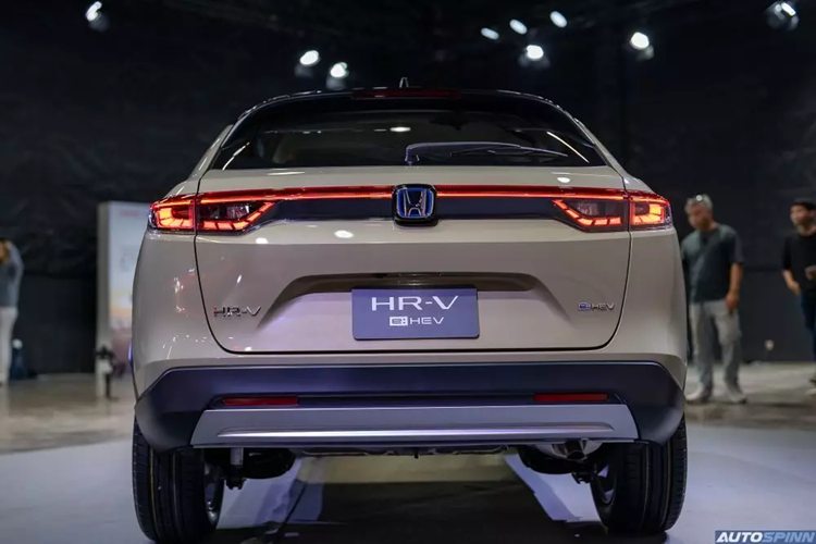 Tương tự phiên bản cũ, xe cũng có gói công nghệ an toàn chủ động Honda Sensing, bao gồm 6 tính năng chính là phanh giảm thiểu va chạm, hỗ trợ giữ làn đường, cảnh báo/giảm thiểu lệch làn đường, đèn pha tự động, kiểm soát hành trình thích ứng và cảnh báo phương tiện phía trước khởi hành.