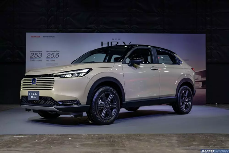 Honda HR-V 2025 mới ở thị trường Thái Lan sẽ được công bố trong triển lãm Motor Expo 2024 khai mạc vào ngày 28/11 tới đây. Đúng như những hình ảnh rò rỉ trước đó, Honda HR-V 2025 dành cho thị trường Đông Nam Á đã thay đổi nhẹ về mặt thiết kế.
