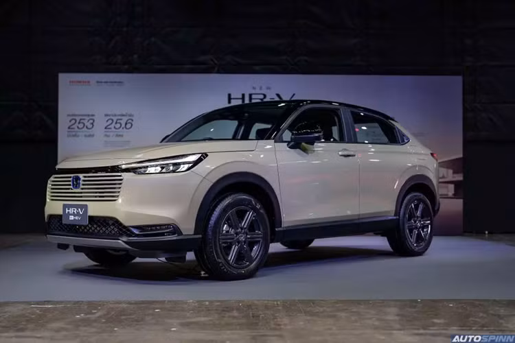 Honda HR-V 2025 mới ở thị trường Thái Lan sẽ được công bố trong triển lãm Motor Expo 2024 khai mạc vào ngày 28/11 tới đây. Đúng như những hình ảnh rò rỉ trước đó, Honda HR-V 2025 dành cho thị trường Đông Nam Á đã thay đổi nhẹ về mặt thiết kế.