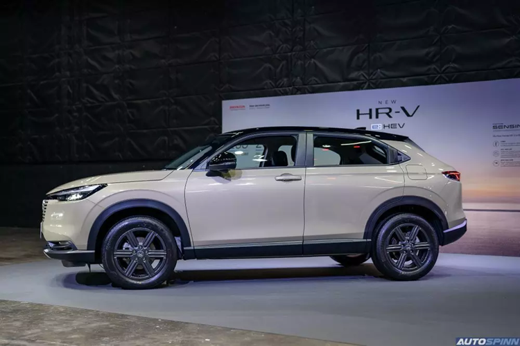 Trong khi đó, phiên bản e:HEV RS tạo sự khác biệt bằng lưới tản nhiệt mới với mắt lưới mạ crôm, tạo cảm giác thể thao hơn. Ngoài ra, Honda HR-V e:HEV RS 2025 còn được bổ sung bộ vành hợp kim 18 inch mới với thiết kế 5 chấu, phay xước 2 màu.