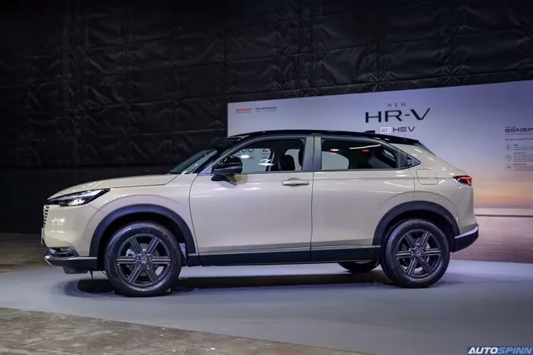 Trong khi đó, phiên bản e:HEV RS tạo sự khác biệt bằng lưới tản nhiệt mới với mắt lưới mạ crôm, tạo cảm giác thể thao hơn. Ngoài ra, Honda HR-V e:HEV RS 2025 còn được bổ sung bộ vành hợp kim 18 inch mới với thiết kế 5 chấu, phay xước 2 màu.