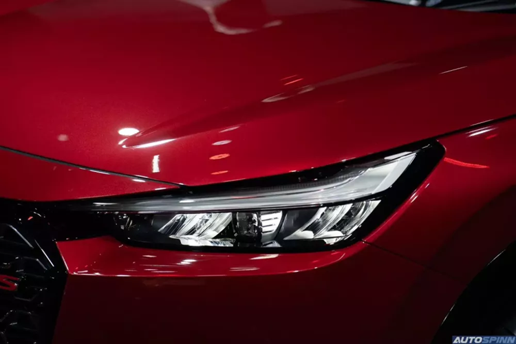 Trong khi đó, đèn pha của bản e:HEV RS không thay đổi thiết kế nhưng có thêm công nghệ chiếu sáng thích ứng và chiếu sáng chủ động theo góc ôm cua hiện đại hơn. Thay đổi còn lại ở khu vực ngoại thất là màu sơn vàng cát Khaki Sand mới, chỉ dành cho bản RS và EL. Màu sơn này đi kèm với nóc màu đen tương phản.