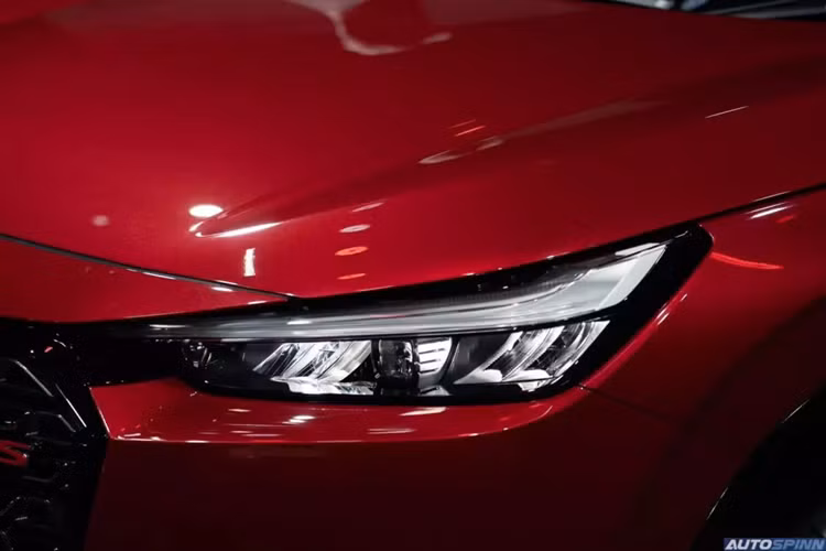 Trong khi đó, đèn pha của bản e:HEV RS không thay đổi thiết kế nhưng có thêm công nghệ chiếu sáng thích ứng và chiếu sáng chủ động theo góc ôm cua hiện đại hơn. Thay đổi còn lại ở khu vực ngoại thất là màu sơn vàng cát Khaki Sand mới, chỉ dành cho bản RS và EL. Màu sơn này đi kèm với nóc màu đen tương phản.