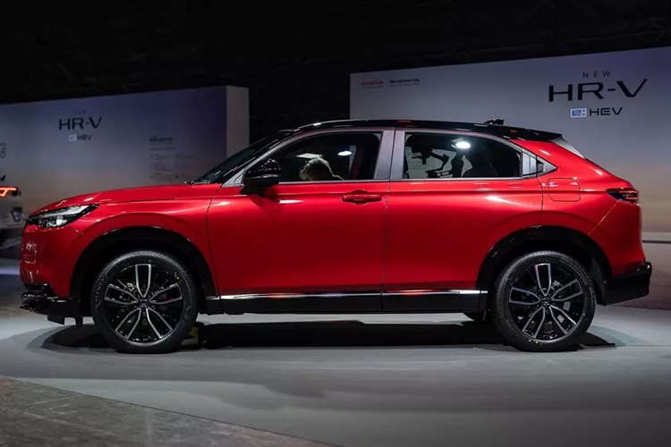 Những màu sơn còn lại được bê nguyên từ phiên bản cũ sang, bao gồm đỏ - nóc đen (phiên bản RS), trắng ngọc trai, xám, trắng và đen. Tương tự ngoại thất, nội thất của mẫu SUV cỡ B này cũng có thêm một số chi tiết mới. Trong đó, bản tiêu chuẩn có thêm thiết kế cụm điều khiển trung tâm mới, chia thành 2 tầng với ngăn chứa đồ mới