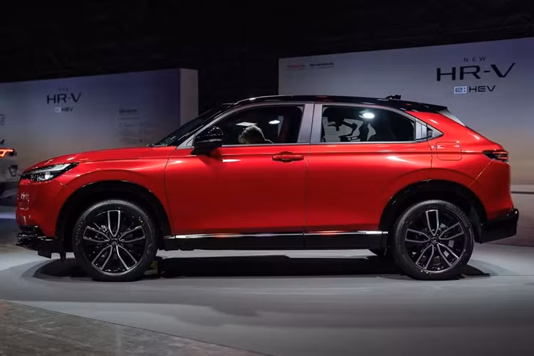 Những màu sơn còn lại được bê nguyên từ phiên bản cũ sang, bao gồm đỏ - nóc đen (phiên bản RS), trắng ngọc trai, xám, trắng và đen. Tương tự ngoại thất, nội thất của mẫu SUV cỡ B này cũng có thêm một số chi tiết mới. Trong đó, bản tiêu chuẩn có thêm thiết kế cụm điều khiển trung tâm mới, chia thành 2 tầng với ngăn chứa đồ mới