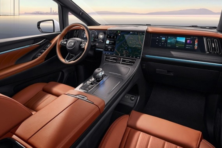 Về thiết kế ngoại thất, Trumpchi E9 bản mới gần như không có sự thay đổi so với phiên bản hiện hành. Xe vẫn sở hữu kích thước dài x rộng x cao lần lượt là 5.212 x 1.893 x 1.823 mm, chiều dài cơ sở 3.070 mm.