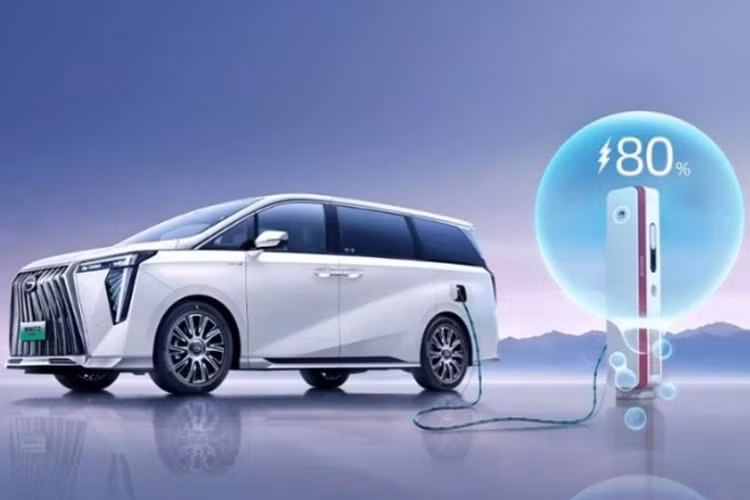 Theo đó, cung cấp sức mạnh cho GAC Trumpchi E9 2024 mới này là hệ truyền động hybrid là sự kết hợp giữa động cơ xăng và motor điện đặt ở cầu trước cho tổng công suất lên đến 367 mã lực, mô men xoắn 630 Nm.