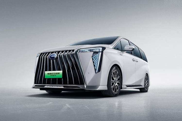 Về nội thất, bên trong khoang cabin của E9 mới được nâng cấp đáng kể với các tiện ích như: cụm đồng hồ kỹ thuật số 12,3 inch, màn hình cảm ứng trung tâm 14,6 inch. Ở phiên bản cao cấp, xe còn có thêm màn hình giải trí 12,3 inch cho hành khách phía trước.