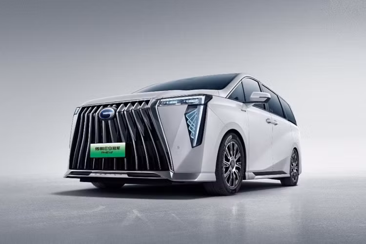 Về nội thất, bên trong khoang cabin của E9 mới được nâng cấp đáng kể với các tiện ích như: cụm đồng hồ kỹ thuật số 12,3 inch, màn hình cảm ứng trung tâm 14,6 inch. Ở phiên bản cao cấp, xe còn có thêm màn hình giải trí 12,3 inch cho hành khách phía trước.