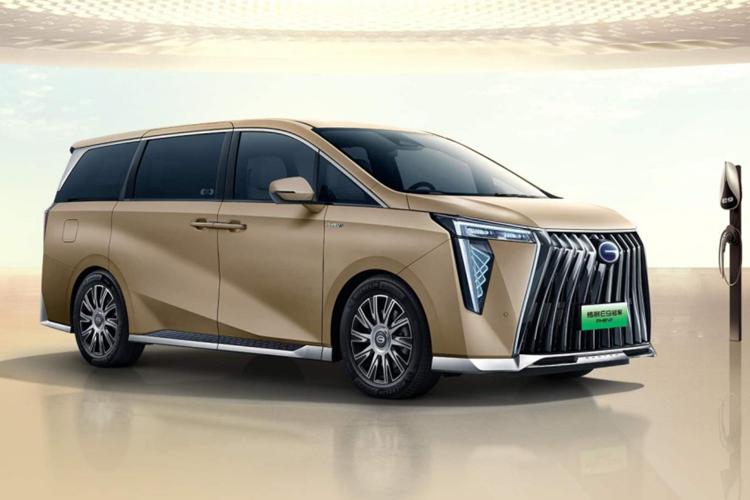 Hàng ghế sau có 2 ghế chủ tịch với bệ đỡ chân, tích hợp tính năng massage 16 điểm. Mức giá xe GAC Trumpchi E9 2024 cho 3 phiên bản dao động từ 44.650 - 54.300 USD (tương đương 1,13 - 1,37 tỷ đồng).