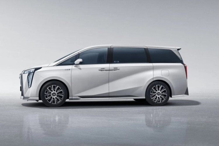 Mẫu xe MPV điện GAC Trumpchi E9 có khả năng tăng tốc từ 0-100 km/h trong khoảng 8,8 giây. Trumpchi E9 có phạm vi hoạt động thuần điện lên đến 136 km theo chuẩn CLTC. Xe được trang bị bộ pin lithium ternary có dung lượng 25,5 kWh mới giúp tăng thời gian sạc từ 30 - 80% pin chỉ trong khoảng 8 phút.