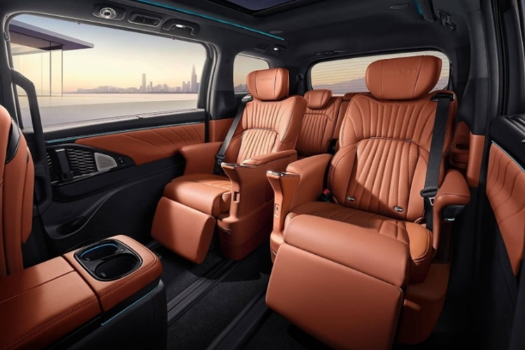 Đầu xe gây ấn tượng với lưới tản nhiệt Sky Shock Wing cỡ lớn, đi cùng cụm đèn pha hình số 7 nổi bật. Dọc thân xe là những đường gân được cắt xẻ táo bạo, giúp Trumpchi E9 nhìn thanh thoát và cá tính hơn.