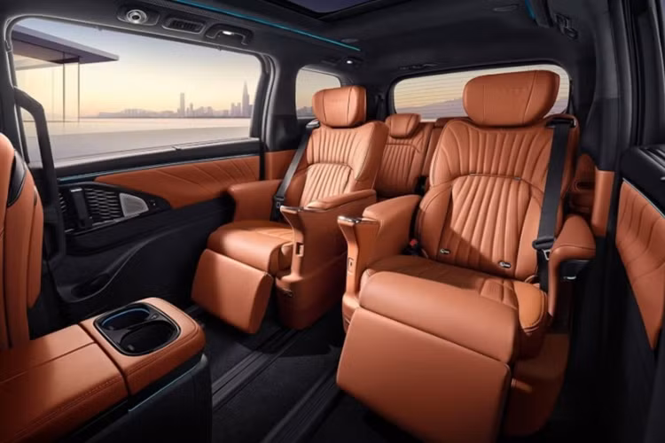 Đầu xe gây ấn tượng với lưới tản nhiệt Sky Shock Wing cỡ lớn, đi cùng cụm đèn pha hình số 7 nổi bật. Dọc thân xe là những đường gân được cắt xẻ táo bạo, giúp Trumpchi E9 nhìn thanh thoát và cá tính hơn.