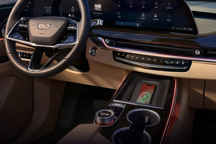 Bộ mâm xe 20 inch hoặc 21 inch, đi kèm với hệ thống phanh Brembo 6 piston với cùm phanh màu đỏ tuỳ phiên bản. Phía sau có cửa hậu chỉnh điện rảnh tay được cách điệu mạnh mẽ với cánh gió tích hợp. Ống xả kép và đèn hậu thẳng đứng được kết nối bằng thanh chrome.