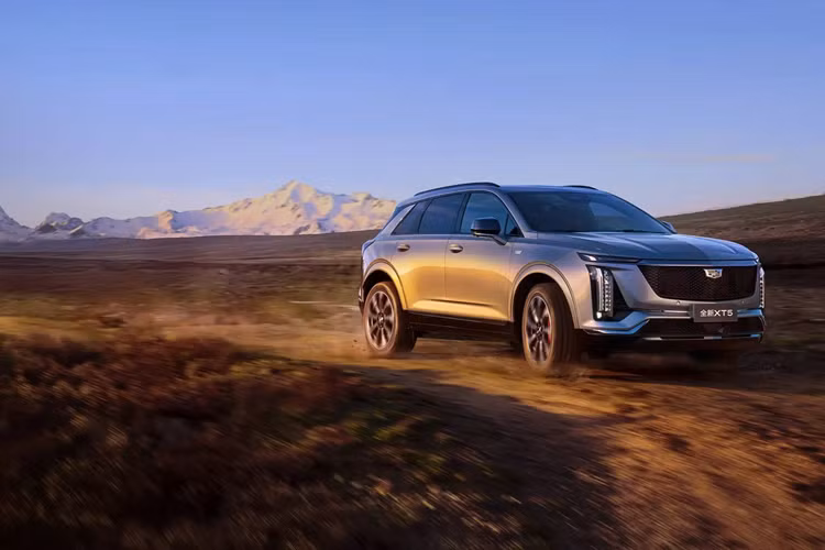 Bản cao cấp được trang bị hệ thống dẫn động 4 bánh toàn thời gian có khả năng truyền 100% sức kéo đến cầu sau hoặc cầu trước tùy điều kiện vận hành. Xe cũng có hệ thống treo giảm xóc thích ứng với khả năng điều chỉnh 100 lần mỗi giây để mang lại cảm giác thoải mái.