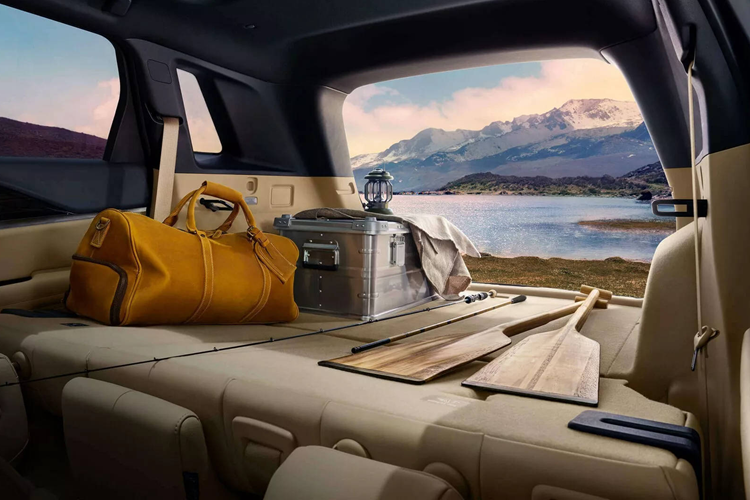 Người mua cũng sẽ tìm thấy 24 ngăn chứa đồ, hệ thống âm thanh AKG 15 loa và gương chiếu hậu kỹ thuật số thế hệ mới với màn hình 9,3 inch. Màn hình cho hàng ghế sau có độ phân giải cao hơn cũng như góc nhìn tốt hơn 25% so với loại cũ.