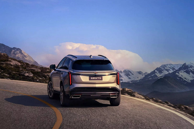Giá xe Cadillac XT5 2025 khởi điểm tại Trung Quốc từ 279.900 NDT (tương đương 973,6 triệu đồng) và lên tới 339.900 NDT (khoảng 1,182 tỷ đồng) cho phiên bản Platinum cao cấp.