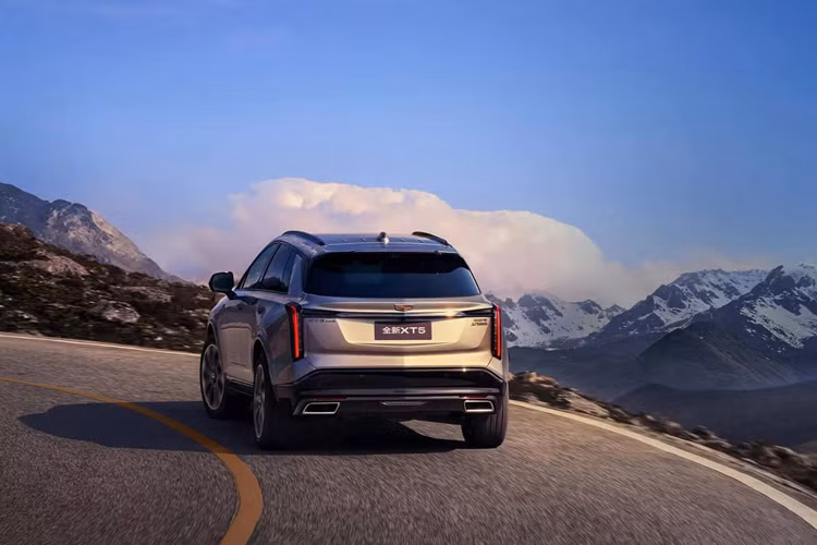 Giá xe Cadillac XT5 2025 khởi điểm tại Trung Quốc từ 279.900 NDT (tương đương 973,6 triệu đồng) và lên tới 339.900 NDT (khoảng 1,182 tỷ đồng) cho phiên bản Platinum cao cấp.