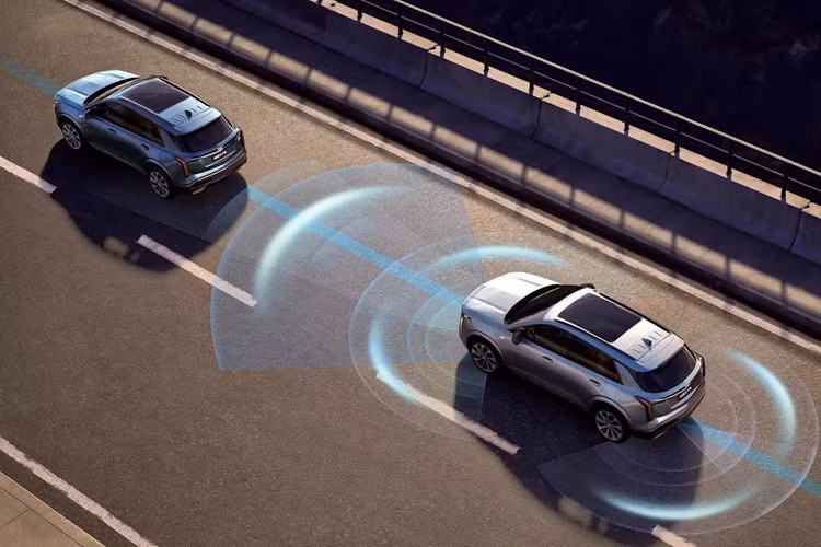 Theo đó, Cadillac XT5 2025 thế hệ mới đã được “lột xác” toàn diện so với thế hệ đầu tiên, sở hữu thiết kế và công nghệ mang phong cách mới nhất của hãng, cùng với kích thước được gia tăng đáng kể nhằm đem lại trải nghiệm rộng rãi hơn cho người sử dụng. Chiều dài xe tăng thêm 75 mm lên 4.888 mm, trong khi chiều rộng tăng 54 mm lên 1.957 mm.