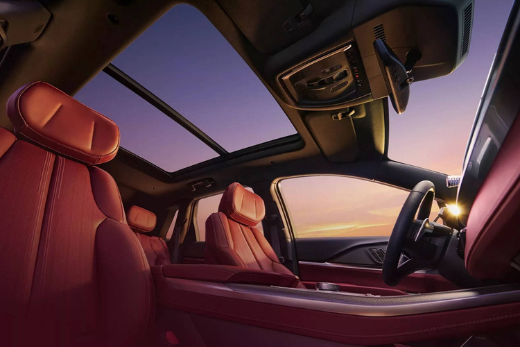 Bên trong, nội thất Cadillac XT5 2025 lấy cảm hứng từ Lyriq và có màn hình cong 33 inch kéo dài từ sau vô-lăng ra đến giữa táp-lô cũng như hệ thống đèn viền 126 màu. Ghế bọc da semi-aniline sang trọng, có đệm dày hơn cũng như tựa lưng có thể điều chỉnh 23 độ tại các ghế phía trước và 5 độ đối với hàng ghế phía sau.