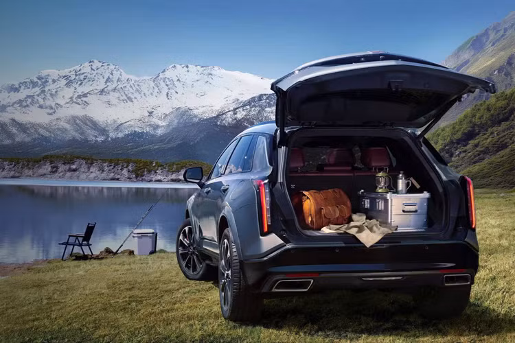 Về công nghệ an toàn, XT5 2025 sở hữu đầy đủ các hệ thống ADAS chủ động bao gồm ga tự động thích ứng, giữ làn đường và phanh khẩn cấp tự động. Người mua cũng sẽ tìm thấy các tính năng thời thượng quen thuộc như cảnh báo phương tiện cắt ngang phía sau, cảnh báo điểm mù bên hông và cảnh báo chệch làn đường, tổng cộng lên đến 22 chức năng khác nhau.